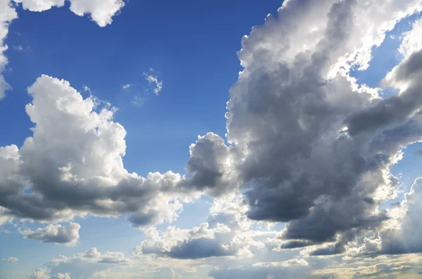 Beyaz bulutların üzerinde mavi gökyüzü — Stok fotoğraf