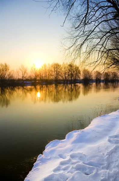 Günbatımı donmuş nehir üzerinde — Stok fotoğraf