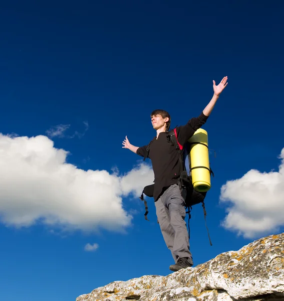Man op top van de berg. — Stockfoto