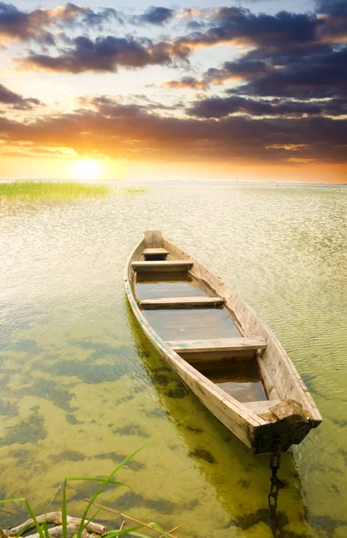 Barco en la costa contra asunset . — Foto de Stock