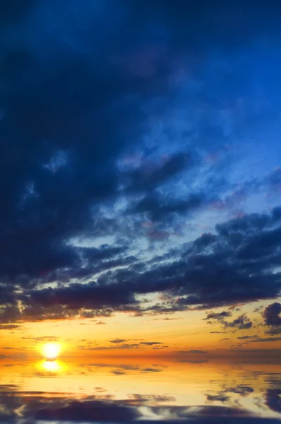Sullo sfondo del cielo al tramonto . — Foto Stock