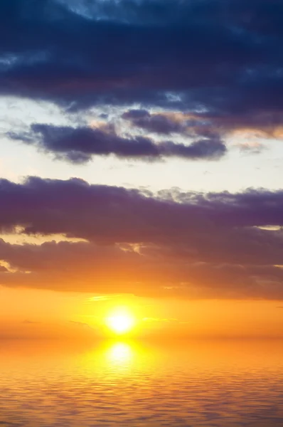 Himmel Hintergrund bei Sonnenuntergang. — Stockfoto