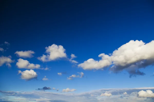 Witte wolken in blauwe lucht. — Stockfoto