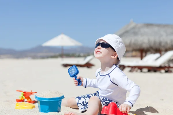 Toddler at the tropical beach — Stock Photo, Image