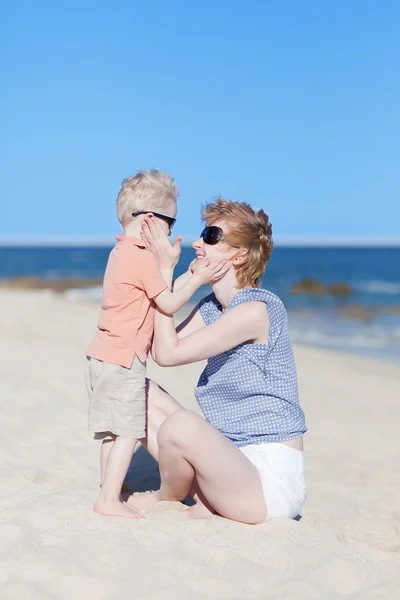 Madre e figlio insieme in spiaggia — Foto Stock