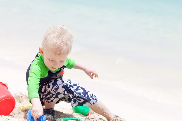 Kumsalda yeni yürümeye başlayan çocuk. — Stok fotoğraf