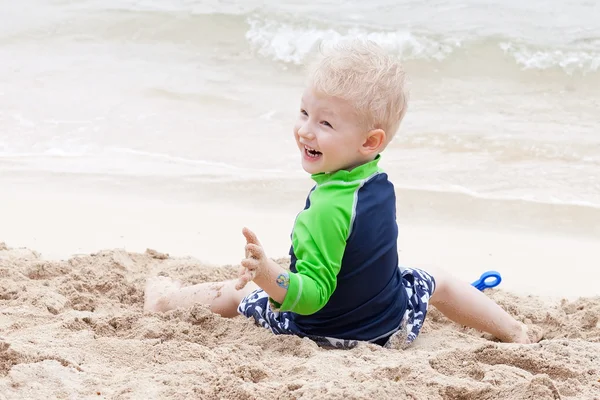 Kumsalda yeni yürümeye başlayan çocuk. — Stok fotoğraf