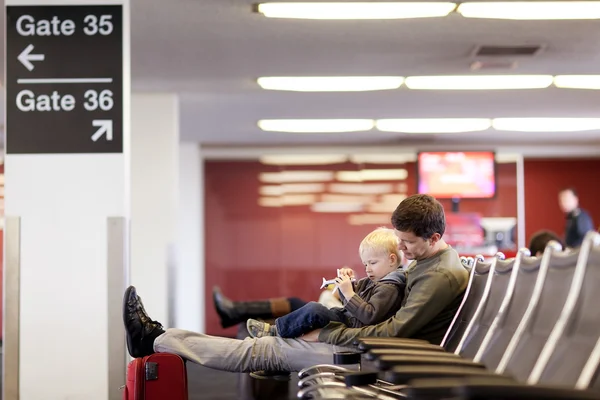 Padre e hijo en el aeropuerto — Foto de Stock