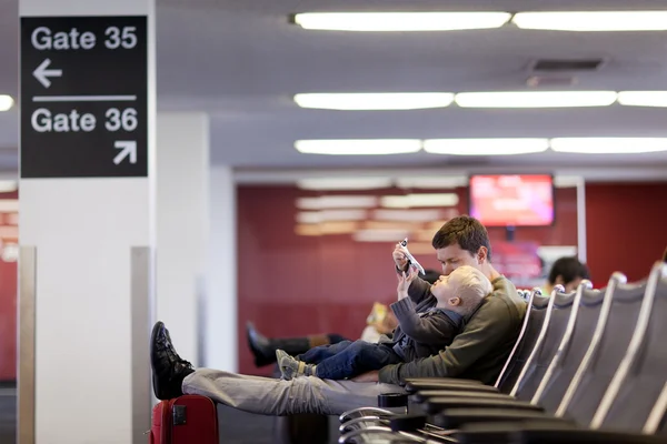 Far och son på flygplatsen — Stockfoto