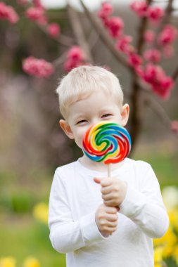 lolipop ile yürümeye başlayan çocuk