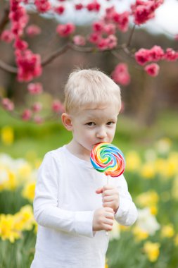 lolipop ile yürümeye başlayan çocuk