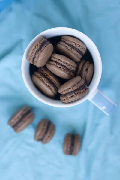 Macarons français au chocolat dans la tasse (macaron ) — Photo