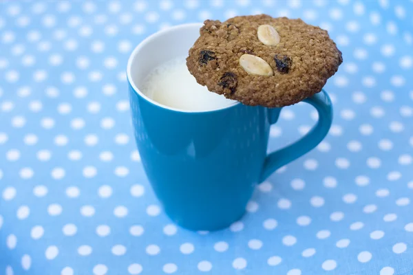 Ovesné vločky cookie v šálku mléka — Stock fotografie