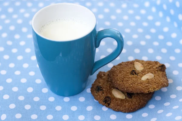 Snídaně s ovesné sušenky a šálek mléka — Stock fotografie