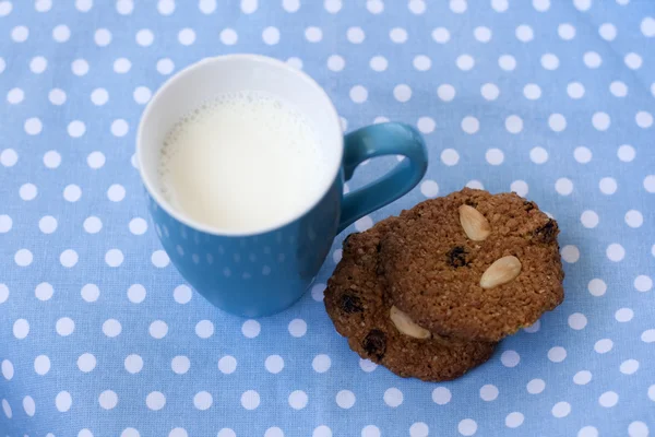 Ovesné sušenky s mlékem v modré cup — Stock fotografie