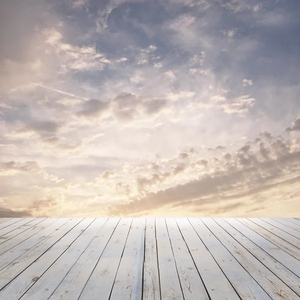 Céu por do sol e chão de madeira — Fotografia de Stock