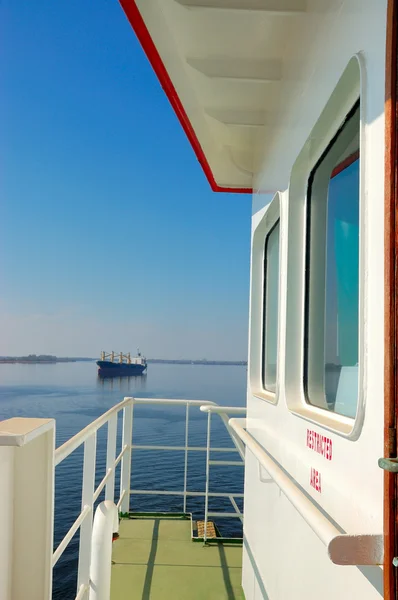 Vedere a râului de pe puntea navei — Fotografie, imagine de stoc