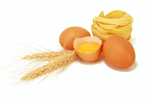 Яйця з вухами пшениці та макаронів — стокове фото
