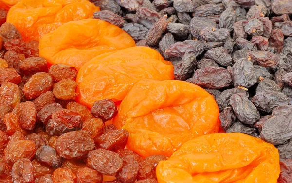 Сушеные абрикосы и изюм два типа — стоковое фото