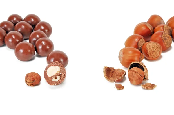 Avelãs com casca e chocolate — Fotografia de Stock