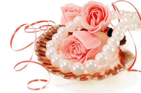 Sea shell with pearls and a rose — Stock Photo, Image