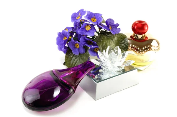 Garrafa de perfume e flores — Fotografia de Stock