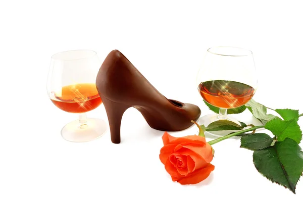 Dwie szklanki brandy, czekolada Pantofelek i róża — Zdjęcie stockowe