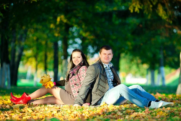 Genitori amorevoli nel parco — Foto Stock