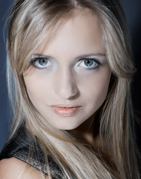 Porträtt av vacker ung kvinna — Stockfoto