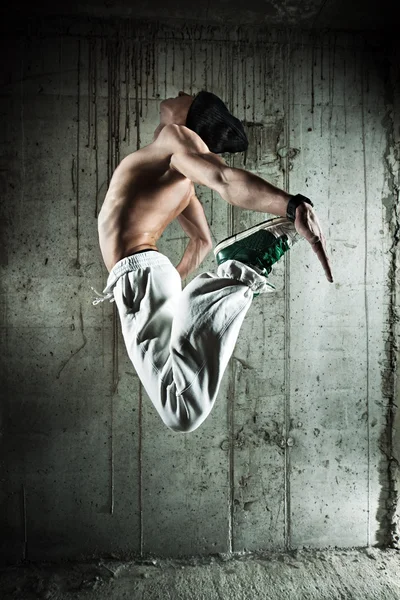 若い男性ダンサーの跳躍 — ストック写真