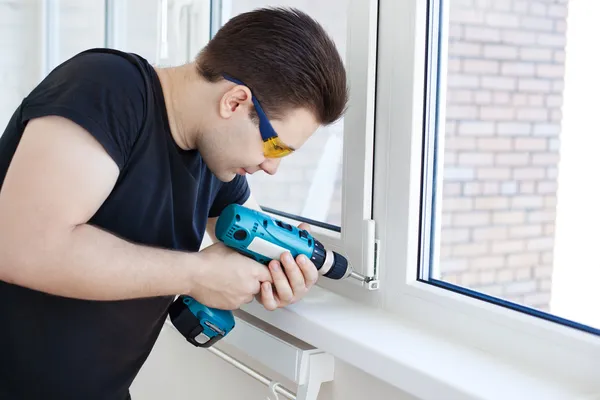Mannen arbetare montering fönster — Stockfoto