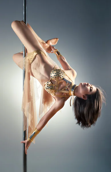 Joven mujer pole dance —  Fotos de Stock