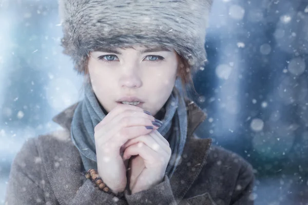 Jovem mulher retrato de inverno — Fotografia de Stock