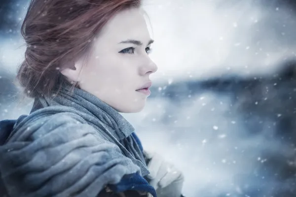 젊은 여자 겨울 초상화 — 스톡 사진