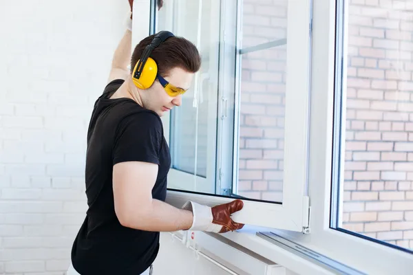 Homem trabalhador janela de montagem — Fotografia de Stock