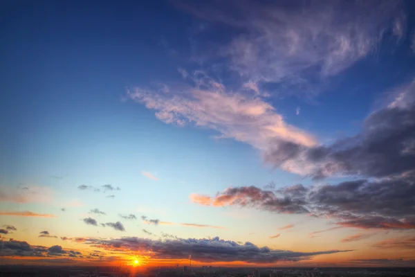 Захід сонця над міським горизонтом — стокове фото