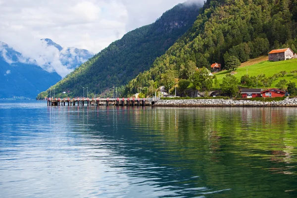Mouillage sur le rivage du fjord — Photo