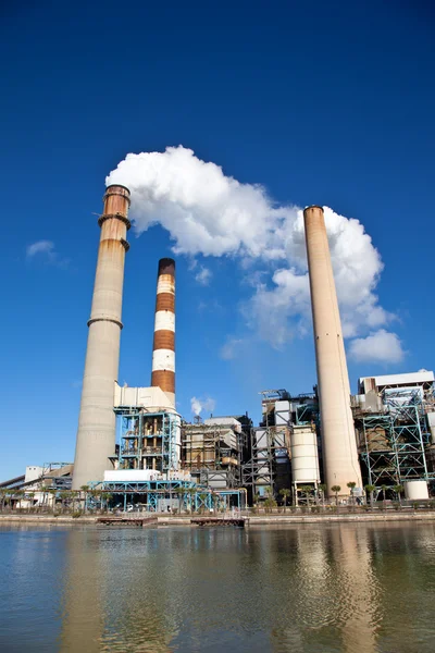 Industriële elektriciteitscentrale met schoorsteen — Stockfoto