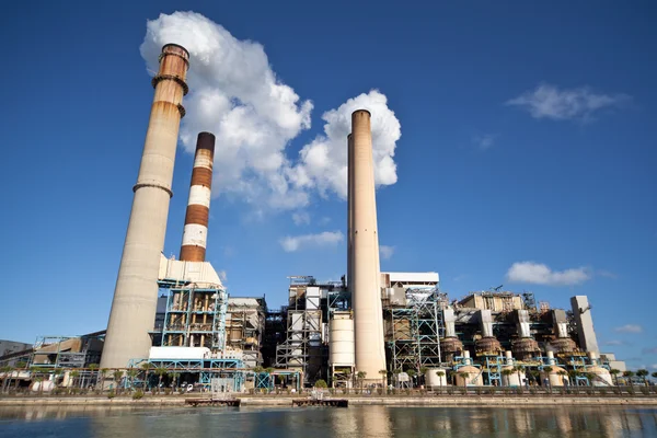 Tütsülenmiş endüstriyel enerji santrali — Stok fotoğraf