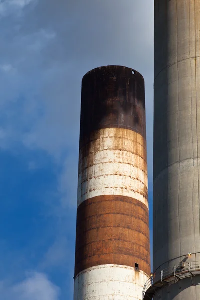 Beyaz dışında endüstriyel baca duman — Stok fotoğraf