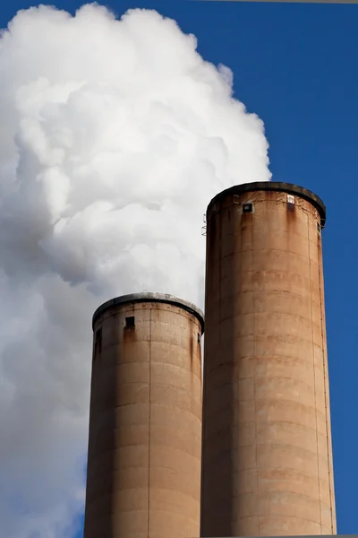 Biały dym z komina przemysłowego — Zdjęcie stockowe