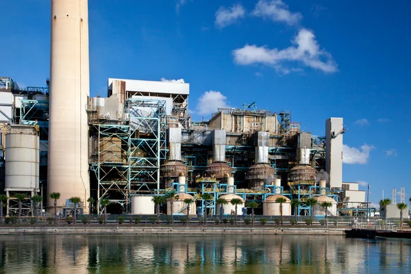 Elektrownia przemysłowa z komin — Zdjęcie stockowe