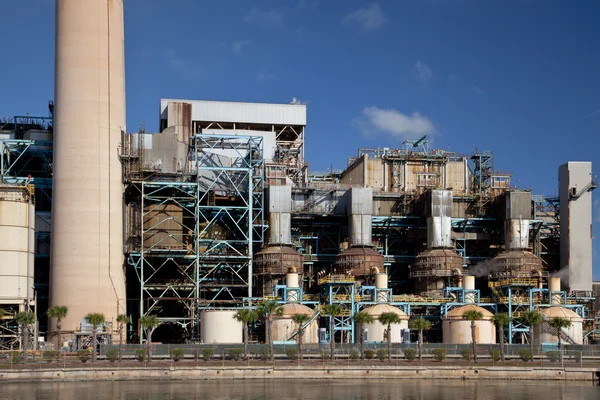 Tütsülenmiş endüstriyel enerji santrali — Stok fotoğraf