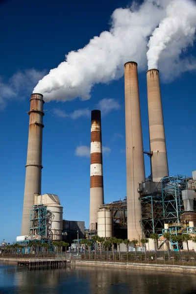 Промышленная электростанция с дымовой трубой — стоковое фото