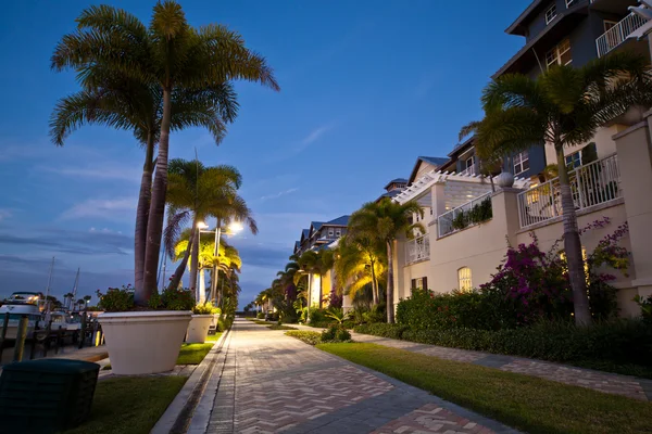 Tropisches Resort dramatische Nacht Ansicht — Stockfoto