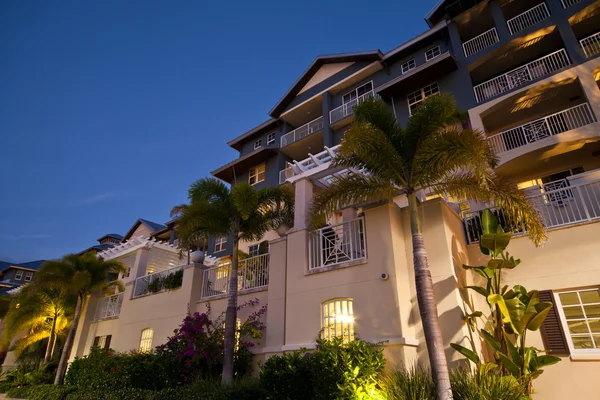 Tropical Resort vista noturna dramática — Fotografia de Stock