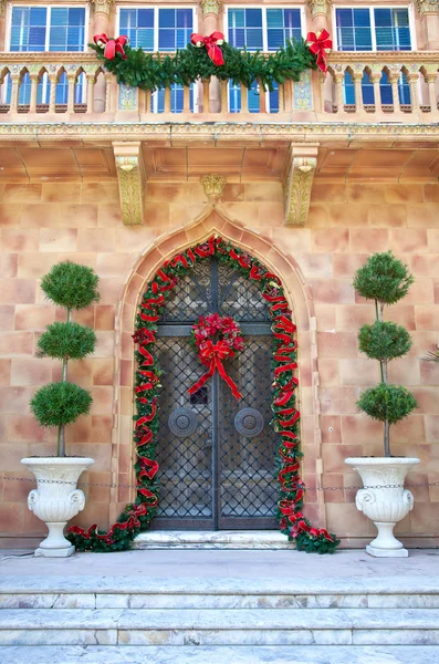 Christmas decoration on the old door — Stock Photo, Image