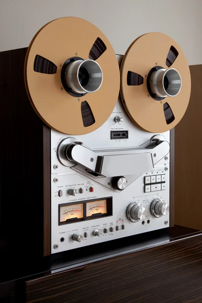 模拟立体声打开卷轴磁带卡座录音机 — 图库照片