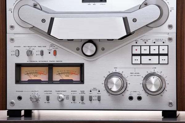 模拟立体声打开卷轴磁带卡座录音机 — 图库照片