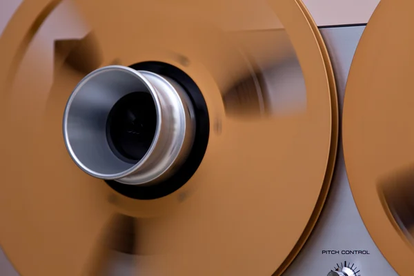 Bobine di metallo aperte con nastro per registrazione audio professionale — Foto Stock